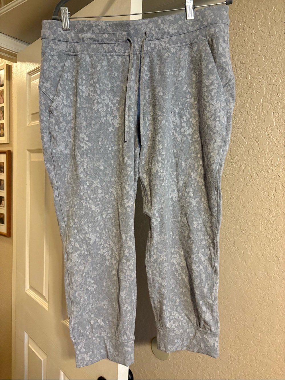 Lululemon Gray Patterned Drawstring Sweatpants - cropped